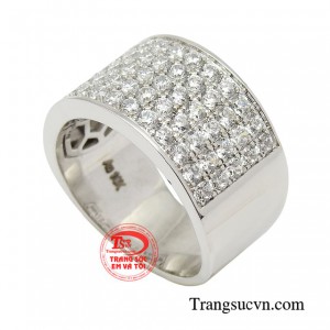 Chiếc nhẫn nam giúp các chàng trai phối cùng các bộ trang phục để tôn lên vẻ nam tính của mình cũng như gây ấn tượng hơn trong mắt của người đối diện.