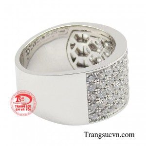 Ngoài ra, chiếc nhẫn không chỉ là món trang sức đơn thuần mà nó còn là vật thể hiện sự mạnh mẽ và uy quyền của người đàn ông.