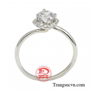 Nhẫn nữ bạc cao cấp chinh phục nữ giới bởi vẻ đẹp tươi tắn, duyên dáng nhưng vẫn toát ra sự sang trọng, khí chất.
