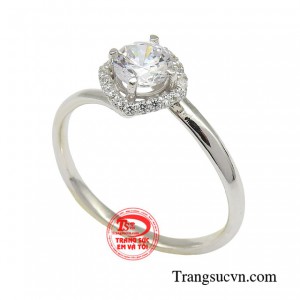 Thiết kế tinh tế qua từng đường nét, gắn đá khéo léo làm cho tổng thể món trang sức rực rỡ, lấp lánh.