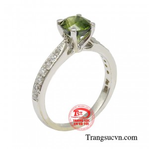 Nhẫn nữ saphir đẳng cấp là một trong tứ hoàng đá quý được nhiều chị em yêu thích.