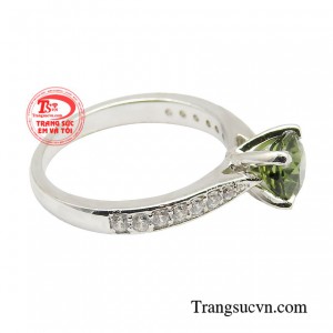 Nhẫn nữ sapphire với sắc xanh lục gắn liền với những khoảnh khắc Hạnh phúc thăng hoa trong cuộc đời người phụ nữ.