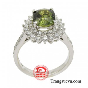 Chiếc nhẫn được thiết kế ấn tượng và tinh xảo. 