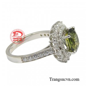 Chiếc nhẫn sapphire này cũng không ngoại lệ, với màu sắc rực rỡ đem đến sự tỏa sáng cho người đeo. 