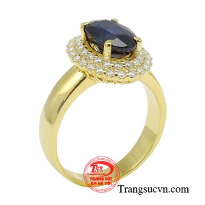 Nhẫn nữ sapphire quyền quý là món trang sức lộng lẫy nhưng hết sức hiện đại sẽ làm hài lòng các quý cô thành thị sành điệu và cá tính.