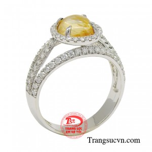 Nhẫn nữ sapphire thanh tú là điểm nhấn giúp quý cô quyến rũ hơn ở đôi tay, cũng như nổi bật trong những khoảnh khắc cuộc sống. 