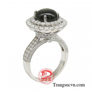 Nhẫn nữ sapphire trẻ trung lộng lẫy giúp các quý cô luôn luôn tự tin ở bất cứ nơi đâu.