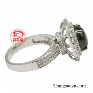 Bởi lẽ bản thân sapphire đã luôn toát ra ánh hào quang lung linh khiến bất cứ ai cũng phải mê đắm.