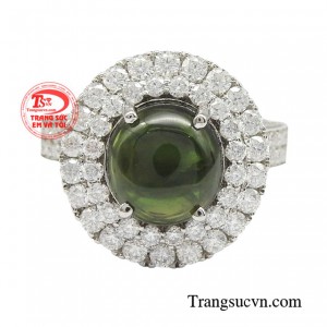 Nhẫn nữ sapphire trẻ trung cùng tone màu bắt mắt sẽ khiến set đồ của bạn trở nên tinh tế và nổi bật.