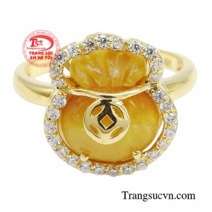 Đối với ngón giữa thì đây là ngón tụ hợp được những năng lượng tốt, sinh khí dồi dào nên sẽ giúp người đeo tăng cường được vận may trong mọi phương diện của cuộc sống, kể cả tiền bạc. 