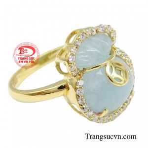 Mặt đá hình túi tiền được chế tác tinh xảo.