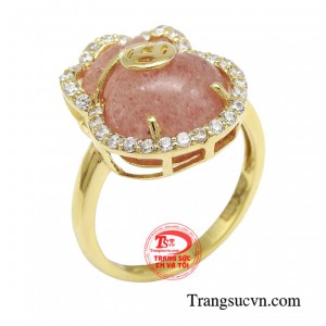 Nhẫn túi tiền thạch anh dâu là vật phẩm phong thủy được nhiều người quan tâm.