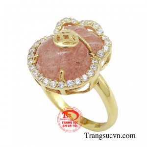 Với linh khí tích tụ trăm ngàn năm trong mặt đá, nhẫn túi tiền thạch anh dâu không chỉ giúp loại bỏ năng lượng xấu mà còn giúp mang lại vận khí tốt, thu hút tiền tài, may mắn cho người sử dụng.