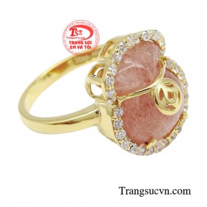 Vật phẩm phong thủy này làm từ đá thạch anh dâu tự nhiên, rất phù hợp với người mệnh hỏa và mệnh thổ.