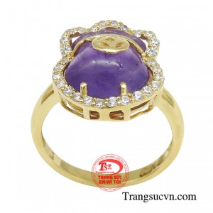 Nhẫn phong thủy túi tiền vừa là món trang sức sắc sảo, lại vừa là vật thu hút may mắn giúp người đeo thuận lợi trong việc làm ăn buôn bán.