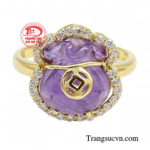 Sản phẩm sử dụng chất liệu vàng 14k kết hợp đá thạch anh tím giúp cho tâm trí sáng suốt, điềm tĩnh, mang đến cảm giác bình yên và an tâm.