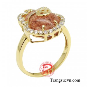 Nhẫn túi tiền thạch anh tóc đỏ được quan niệm từ xa xưa, chỉ những người thuộc tầng lớp danh giá quý tộc, doanh nhân dư giả vật chất, của cải thường mang theo một túi đựng tiền đeo bên người. 