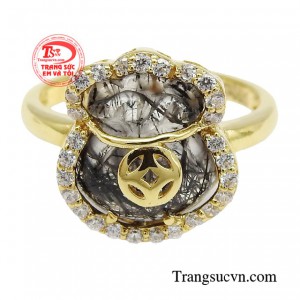 Sản phẩm sử dụng đá thạch anh tóc đen tạo điểm nhấn chủ đạo, rất phù hợp với người mệnh thủy và mệnh mộc. 