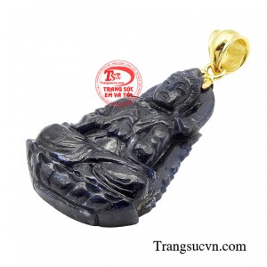 Hình tượng mặt phật bà quan âm chạm khắc tọa trên đài sen vàng hướng con người đến những việc thiện lành.