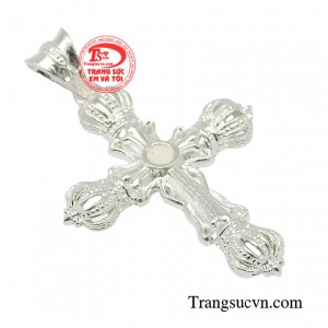 Mặt thánh giá thường được đeo bởi các tín đồ khi tham dự lễ cầu nguyện hoặc trong các nghi lễ tôn giáo khác.