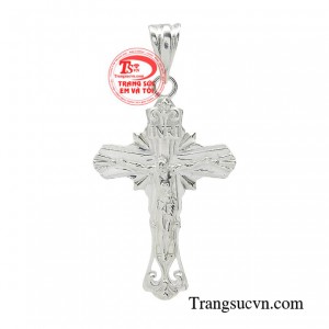 Thánh giá bạc mạnh mẽ đã trở thành một phần của phong cách thời trang giới trẻ.