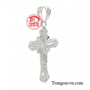 Người sử dụng đeo trang sức thánh giá không chỉ vì lý do tôn giáo mà còn để thể hiện phong cách thời trang của họ.