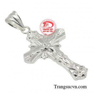 Các nhà thiết kế đã cho ra đời mẫu mặt dây thánh giá này với phong cách hiện đại, khỏe khoắn và độc đáo để thu hút sự quan tâm của người yêu thích trang sức thánh giá.