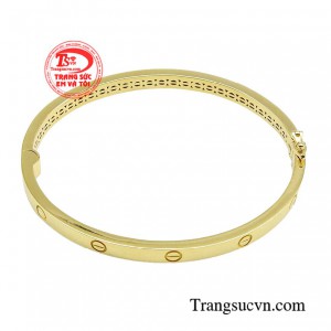 Vòng tay quý cô sang trọng tạo cho người phụ nữ phong thái tự tin, chuyên nghiệp trong công việc. 