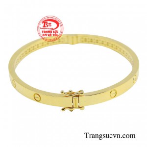 Món quà trang sức luôn được người phụ nữ yêu thích, giúp xinh đẹp và tỏa sáng hơn mỗi khi xuất hiện. 