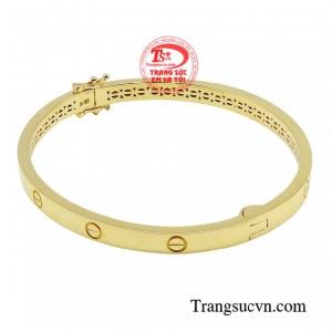 Hãy gửi đến người bạn yêu thương chiếc vòng tay sang trọng dễ dàng mix & match để nâng tầm diện mạo cho vẻ ngoài lôi cuốn.