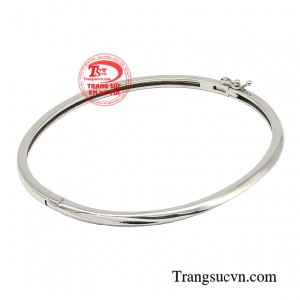 Sản phẩm phù hợp với phong cách công sở, cùng thiết kế đường nét mạnh mẽ nhưng cũng đầy quyến rũ.