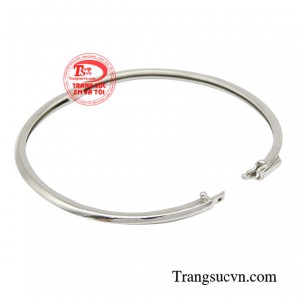 Chiếc vòng thanh mảnh có độ dày vừa phải, được làm từ chất liệu vàng trắng 10k tao nhã chắc chắn sẽ là lựa chọn hoàn hảo cho cô nàng công sở.