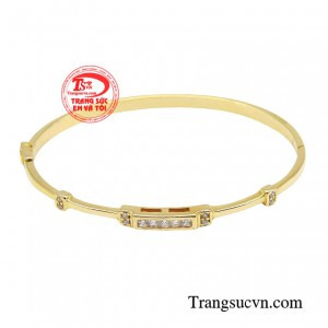 Vòng tay vàng thanh tú là sự pha trộn giữa nhiều phong cách. 