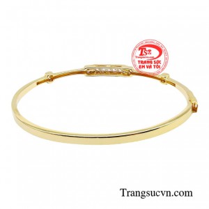 Chiếc vòng tay vàng thanh tú sở hữu phong cách thời trang bay bổng, sẽ vô cùng phù hợp khi phối cùng những trang phục độc đáo, táo bạo nhưng không quá phô trương. 