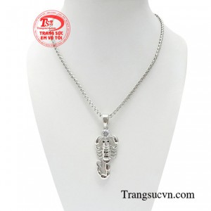 Bộ dây chuyền bọ cạp phong cách được xem như là một món đồ không thể thiếu dành cho phái mạnh mỗi khi ra đường hay cần phối hợp với các loại trang phục khác nhau.