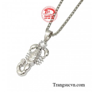 Bộ dây chuyền bọ cạp phong cách ví như một ngôn ngữ không lời, gián tiếp bộc lộ sự nam tính, mạnh mẽ của quý ông.