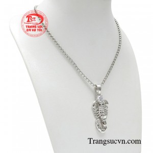 Để nâng cao hình ảnh và thể hiện bản lĩnh của một quý ông hiện đại, một chiếc dây chuyền vàng chính là sự lựa chọn tuyệt vời.