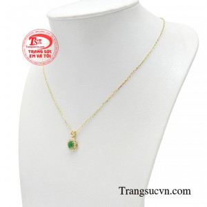 Bộ dây chuyền sử dụng đá quý emerald cùng thiết kế trẻ trung, tinh xảo, mang đến vẻ đẹp quyến rũ, đầy nữ tính cho phái đẹp. 
