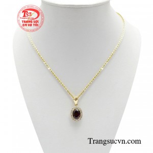 Bộ dây chuyền granat cao cấp vừa sang trọng vừa mang nhiều ý nghĩa về mặt phong thủy.