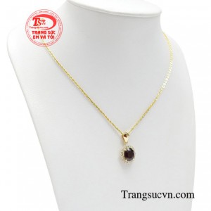 Garnet được xem là biểu tượng của tình bằng hữu, khởi nguồn cho sự thành công trong công việc cũng như cuộc sống. 