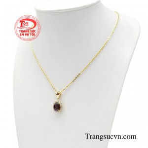 Không những vậy bộ dây chuyền sở hữu thiết kế sang trọng ôm trọn viên đá garnet mang đầy năng lượng tích cực từ thiên nhiên. 
