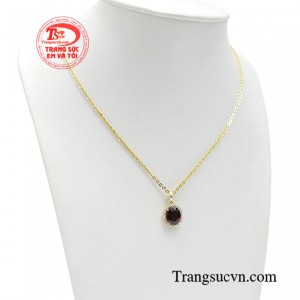 Theo phong thủy phương Đông, đá garnet có màu đỏ như màu hạt lựu thuộc hành Hỏa vì vậy phù hợp với những người mệnh Hỏa và mệnh Thổ.