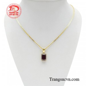 Bộ dây chuyền granat thanh lịch mang đến vẻ đẹp rực lửa khiến bất kỳ ai cũng phải xiêu lòng. 