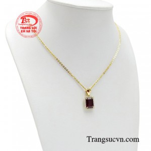 Đá garnet mang trong mình vẻ đẹp ấm áp như ánh nắng cuối hè
