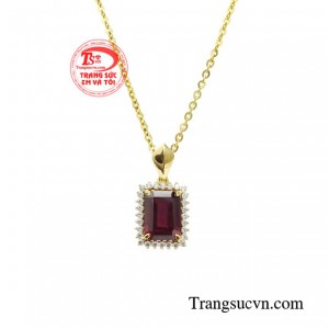 Trang sức đá Garnet luôn được nhiều người yêu thích và ưu ái lựa chọn, bởi chúng sở hữu vẻ đẹp tự nhiên, không pha tạp mà lại mang sắc đỏ thuần túy. 