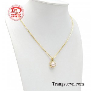 Trang sức ngọc trai đang ngày càng trở thành xu hướng được chị em lựa chọn bởi khả năng làm đẹp nổi bật, quý phái