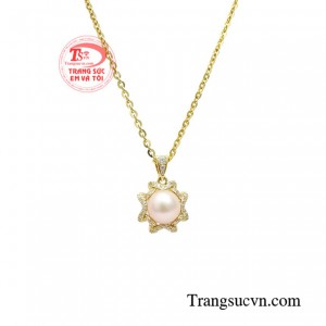 Trang sức ngọc trai với nét tinh khiết của nước, mềm mại của không khí, ngọc trai được coi là viên đá quý của sự tốt lành.