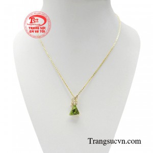 Bộ dây chuyền peridot kiêu sa giúp phái đẹp trở nên rạng rỡ để tỏa sáng.