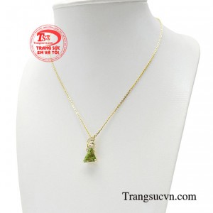 Peridot là viên đá mang vẻ đẹp lấp lánh và kiêu sa