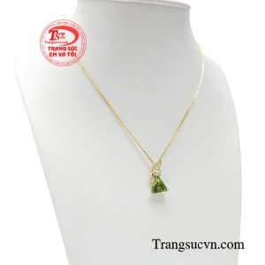 Còn là chất liệu cao cấp hàng đầu trong chế tác trang sức giúp phái đẹp khẳng định khí chất sang trọng và đẳng cấp.